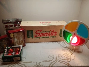Árbol de Navidad vintage de aluminio brillante de 6 pies con rueda de colores y adornos vintage - Imagen 1 de 9