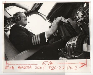 Kapitän Maurice Lothian Pilot im Cockpit Flughafen Prestwick 1969 Vintage Pressefoto - Bild 1 von 2