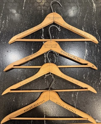 Lote de 4 cabides de madeira vintage roupas Ripley, Harry Rothman & Mills varejo - Imagem 1 de 4