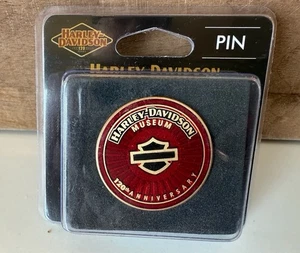 Harley Davidson Museum 120th Round Cloisonné Pin Neu in Verpackung Rot - Bild 1 von 2