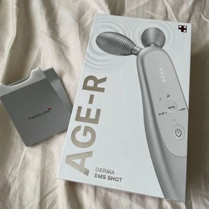 Medicube Age-R Derma EMS Shot Face Massager Beauty Device - Picture 1 of 4