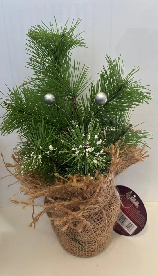 Alberello con neve e bacche argento in sacco juta 23cm - Immagine 1 di 1