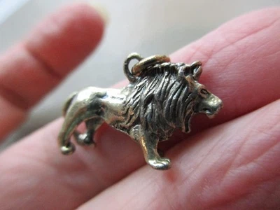 PULSEIRA PINGENTE CHARME LEÃO VINTAGE TOM DOURADO BONITO VELHO RUGINDO LEÃO ESTRELA SINAL - Imagem 1 de 3