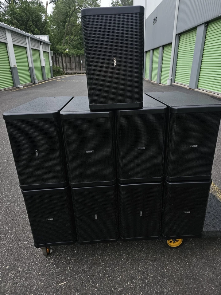 Subwoofer QSC AD-S28Tw AcousticDesign paso de banda portado con soporte de montaje Foto 1 de 3