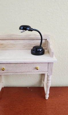 Lámpara de mesa de escritorio moderna con luz a batería para casa de muñecas negra escala 1:12 miniatura Foto 1 de 4
