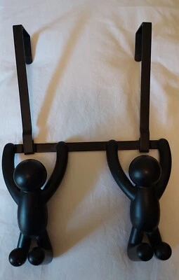 Ganchos Umbra Buddy Over The Door diseñados por Alan Wisniewski negros con herrajes Foto 1 de 4