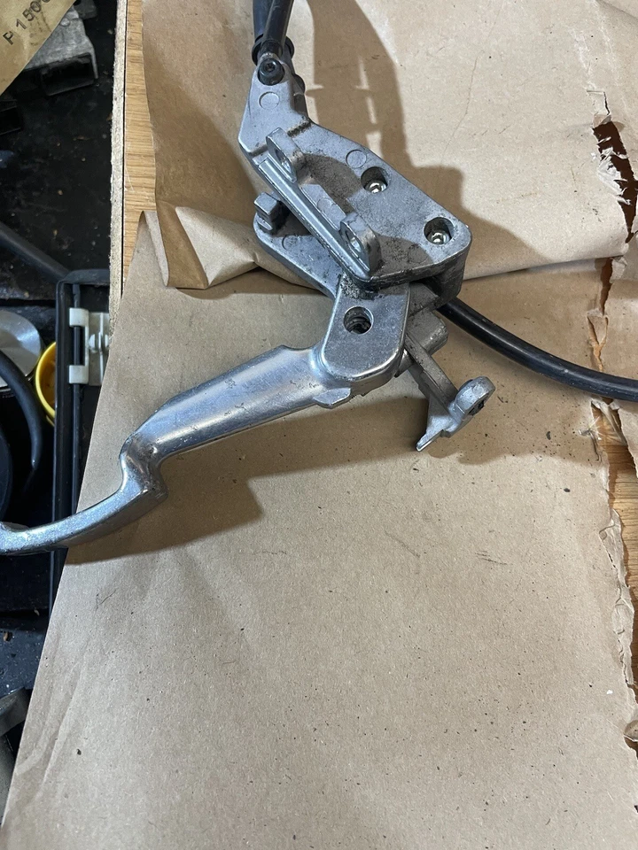 PIAGGIO MP3 - PINZA DE FRENO DE MANO 300LT Y CABLE 2012 Foto 1 de 4