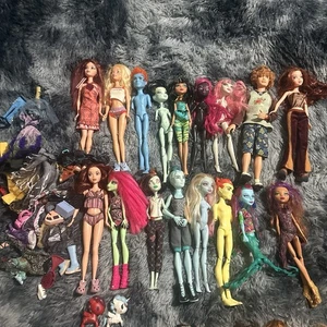 Muñeca Monster High y Más Muñecas Lote de 14 Personajes Mixtos Mattel Usados - Imagen 1 de 5