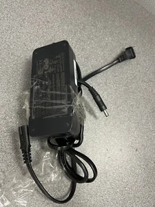 Cargador de batería de iones de litio MDA BC238360020 42V 2.0A usado - Imagen 1 de 8