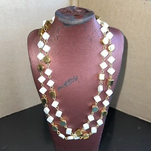 COLLAR WORTHINGTON 30" TONO DORADO Y BLANCO CUADRADOS Y CÍRCULOS HEBRA ÚNICA #113 - Imagen 1 de 2