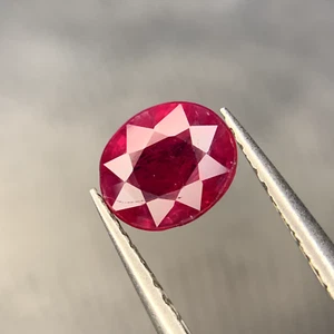 1.35 carat Natural Ruby Gemstone GGI certified Oval from Madagascar - Picture 1 of 5