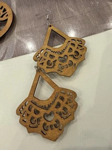 Carved Beautiful Wooden Ear Rings For Daily Use - Bild 1 von 1