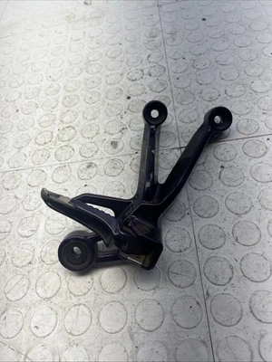 2002 Suzuki GSXR600 passageiro traseiro direito footpeg e suporte OEM - Imagem 1 de 4