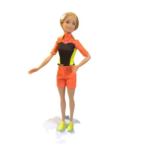Barbie 2015 in orange und schwarz Nassanzug fade mittellange Haare gelbe Turnschuhe - Bild 1 von 5