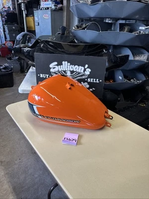 Harley 2023 Breakout tanque de combustible de gasolina BLEM Baja naranja abolladura sin millas Softail M8 Foto 1 de 4