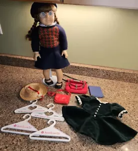 American Girl Molly 18" Puppe mit Ständer & Zubehör Kleid Geldbörsen Kleiderbügel Hut - Bild 1 von 16
