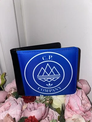 Cartera Adidas C.P Company azul y blanca para hombre con compartimento para monedas Foto 1 de 3