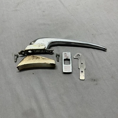 VINTAGE HOT POINT REFRIGERATOR DOOR HANDLE LEVER LATCH ASSEMBLY - image 1 of 4