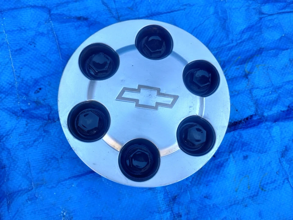 04-07 Chevy Tahoe Suburban Silverado 1500 Pickup 6 LUG Center Cap OE 9594520 D2 - Image 1 of 4