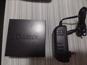 D-Link DGS-105 5 Port Gigabit Desktop Ethernet Switch Tested Working - Bild 1 von 4
