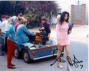 AYSHEA BROUGH - shadow operative in UFO hand signed 10 x 8 photo - Imagen 1 de 1