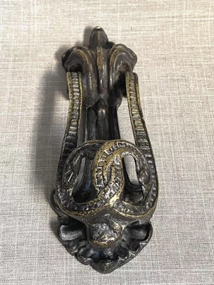 Antiguo llamador de puerta de desplazamiento vinculado ornamentado bronce pesado victoriano de la década de 1880 Foto 1 de 4