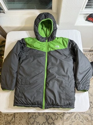 Chaqueta con capucha reversible con cremallera The North Face para niños talla grande 14-16 verde y gris Foto 1 de 4