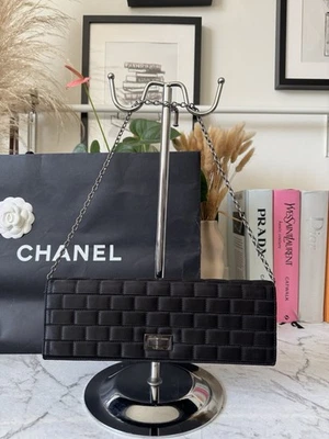 RARO Auténtico Bolso de Hombro Chanel Negro Satinado Acolchado Noche, Herrajes Tono Plateado Foto 1 de 4