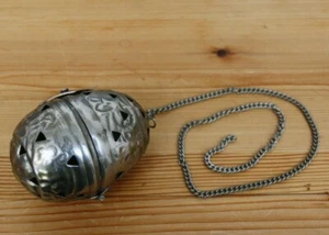 ancien ENCENSOIR/BRULE PARFUM en métal travaillé avec sa chaine - Photo 1/8