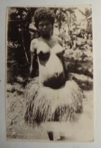 Miss Pom-Pom: Goodenough Island - Originalfoto (1920-1940) - Bild 1 von 2