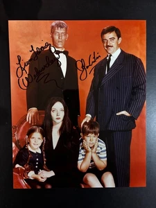 John Astin Lisa Loring signed 8x10 Foto The Addams Family Autogramm  - Bild 1 von 1
