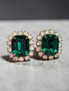Vtg KRAMER Signed Emerald Cut Green Rhinestone Halo Silver Tone Clip On Earrings - Afbeelding 1 van 9