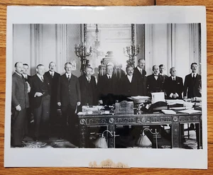 Foto de prensa del secretario Stimson confiesa con líderes franceses sobre la deuda 1931 París - Imagen 1 de 1
