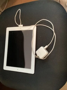 Apple iPad 3rd Gen. 32GB, Wi-Fi + Cellular (Verizon), 9.7in - White MD364LL/A - Picture 1 of 3