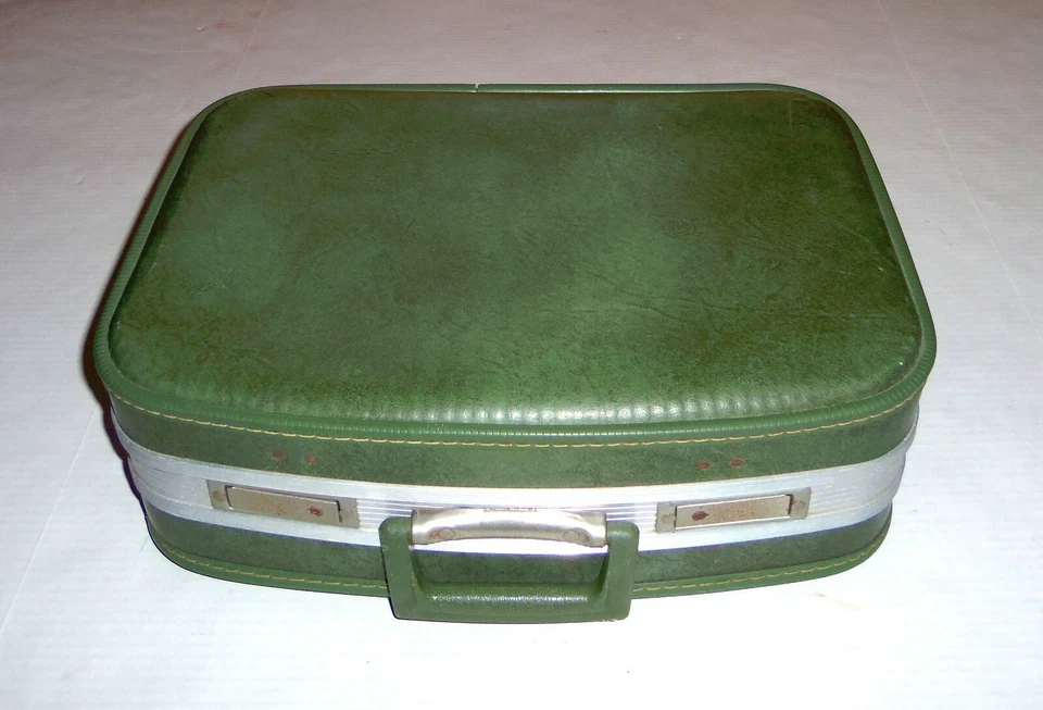 Small Leather Green Traveling Case - Image 1 of 4