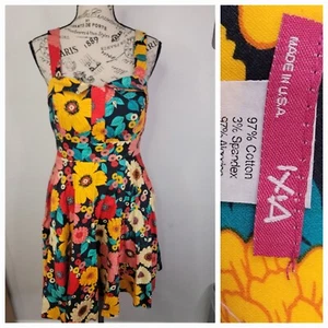 Vestido IXIA Medio Colorido Estampado Floral Ajuste y Acampanado Línea A Sin Mangas Casa de Campo - Imagen 1 de 9