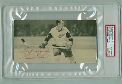 Gordie Howe 1960's era small Newspaper Photo PSA/DNA Encased Autograph - Image 1 of 3