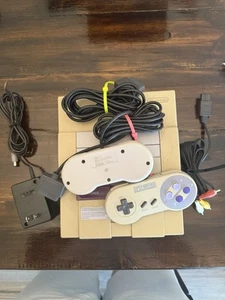 Console Super Nintendo SNES con due controller originali testata piccola crepa - Foto 1 di 3