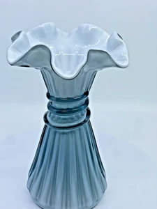 Jarrón vintage Fenton Federal Art vidrio gris azul superpuesto trigo tapa con volantes - Imagen 1 de 17