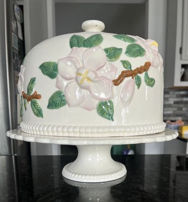 Precioso soporte floral para pasteles y cúpula de Cumberland Design Group para Valerie Foto 1 de 4