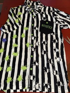 Camisa mediana con botones estampada por todas partes de Beetlejuice Movie - Imagen 1 de 5