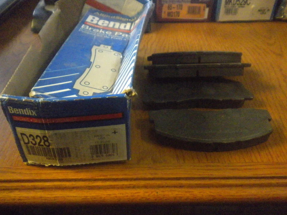 Almohadillas delanteras Bendix D328, se adapta a aplicaciones 91-84 Dodge, Mitsubishi, Plymouth y Eagle. Foto 1 de 1