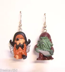 Orecchini pendenti Pirati Maledizione con Peg-Leg Pete & Squiggs Mini 1" Figure - Foto 1 di 1