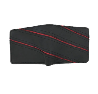 Cartera abatible diagonal con neumáticos reciclados de comercio justo de Camboya Foto 1 de 4