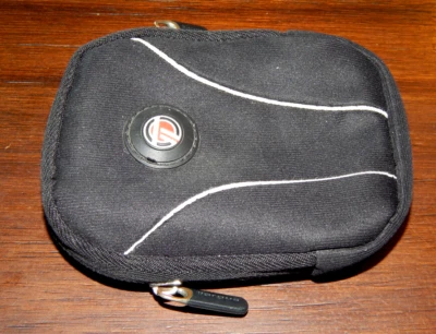 Estuche universal compacto para cámara digital Targus cinturón integrado acceso de liberación rápida Foto 1 de 2