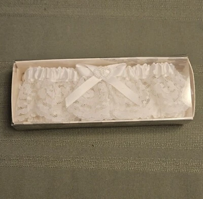 White Lace Bridal Wedding Leg Garter Set of 2 Joined Hearts Hortense B. Hewitt - Imagem 1 de 4