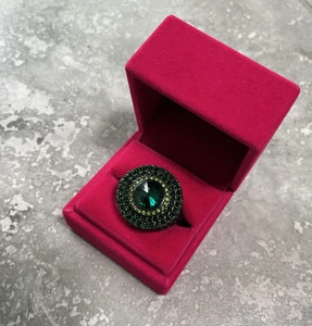 Kurt Geiger Pave Stone Octavia Statement Cocktail Ring Emerald Green Nuevo 7 - Imagen 1 de 15