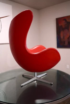 Silla Egg de cuero rojo de Republic of Fritz Hansen Foto 1 de 4