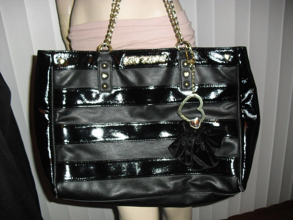 Betsey Johnson genuino, diseñador de Nueva York, charol negro, firma, etiqueta de corazón, único Foto 1 de 4