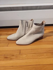 Cole Haan Women’s Size 8.5 Beige Off White Suede Block Heel Ankle Booties NEW - Picture 1 of 8